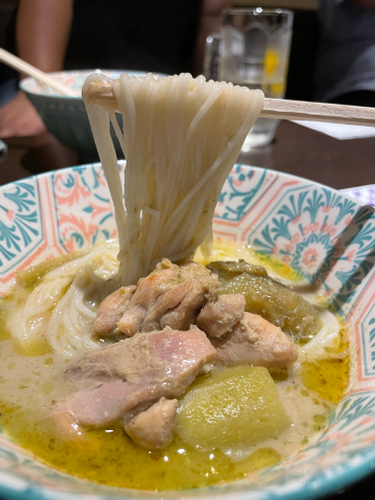 名物のグリーンカレーそうめん　
