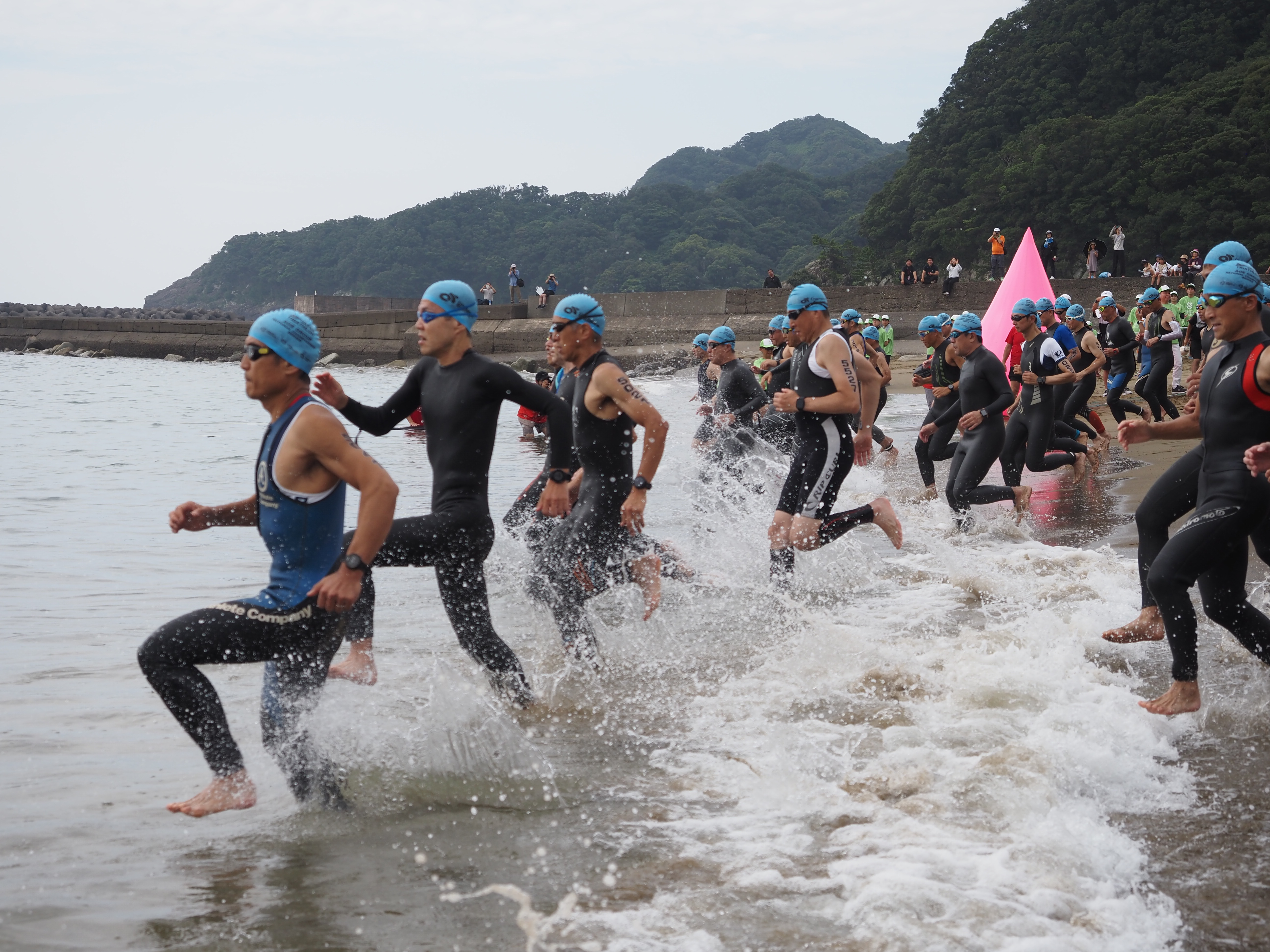 うみがめが産卵に訪れる大浜海岸での1.5km&times;2周回。透明度の高い海での泳ぎが楽しめます。