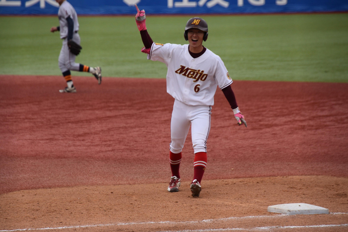 ヒットを放った海老原崚選手（法学部４年）