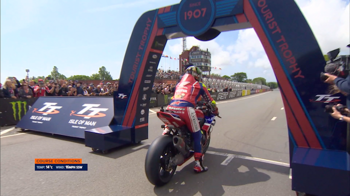 グランドスタンド前のスタート地点