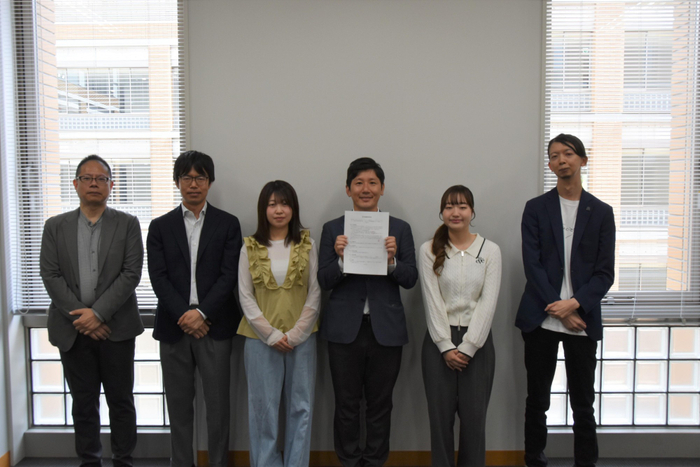 青木さんと黒野さんの指導教員の東田明教授（左から2人目）と新美潤一郎准教授（右）を交えた記念撮影