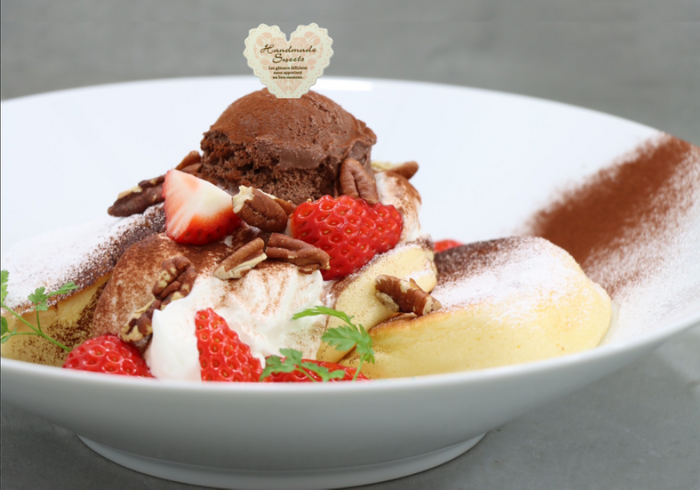 冬のイチゴとチョコレートのパンケーキ フランボワーズソース添え1