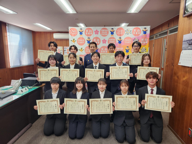 澤田署長を囲んで記念撮影に臨む学生たち