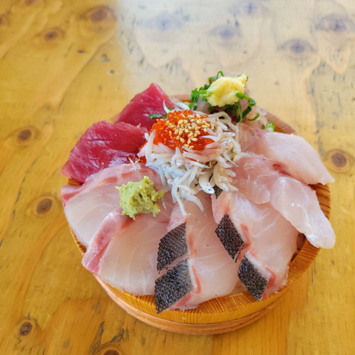 イシダイの戴冠丼(たいかんどん)