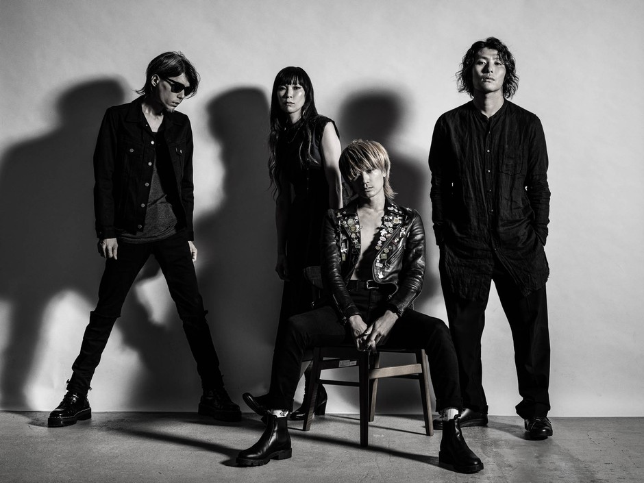 a flood of circle(アオキテツ:Guitar HISAYO:Bass 佐々木亮介:Vocal & Guitar 渡邊一丘:Drums)左→右