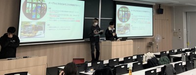 発表する学生たち