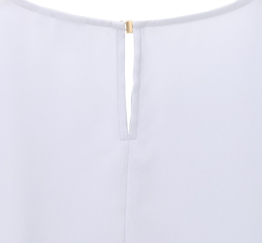 背中のゴールドの釦