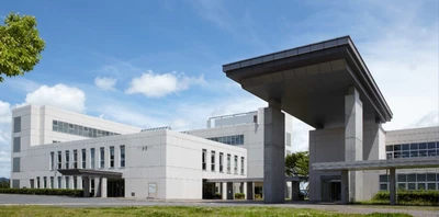 近畿大学工業高等専門学校へ京都銀行からウッドベンチを寄贈　SDGs達成に向けて地域全体で取り組む
