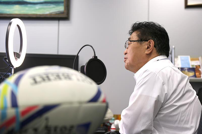 ときに真剣に回答する西本社長