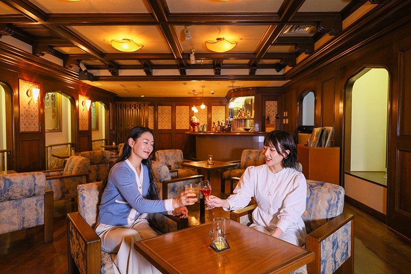 レコードならではの温かみのある音色が流れるクラシカルな雰囲気に心躍るバー。お食事の後やお休み前にウィスキーを楽しまれてはいかがでしょうか?もちろんオールインクルーシブでお楽しみいただけます。