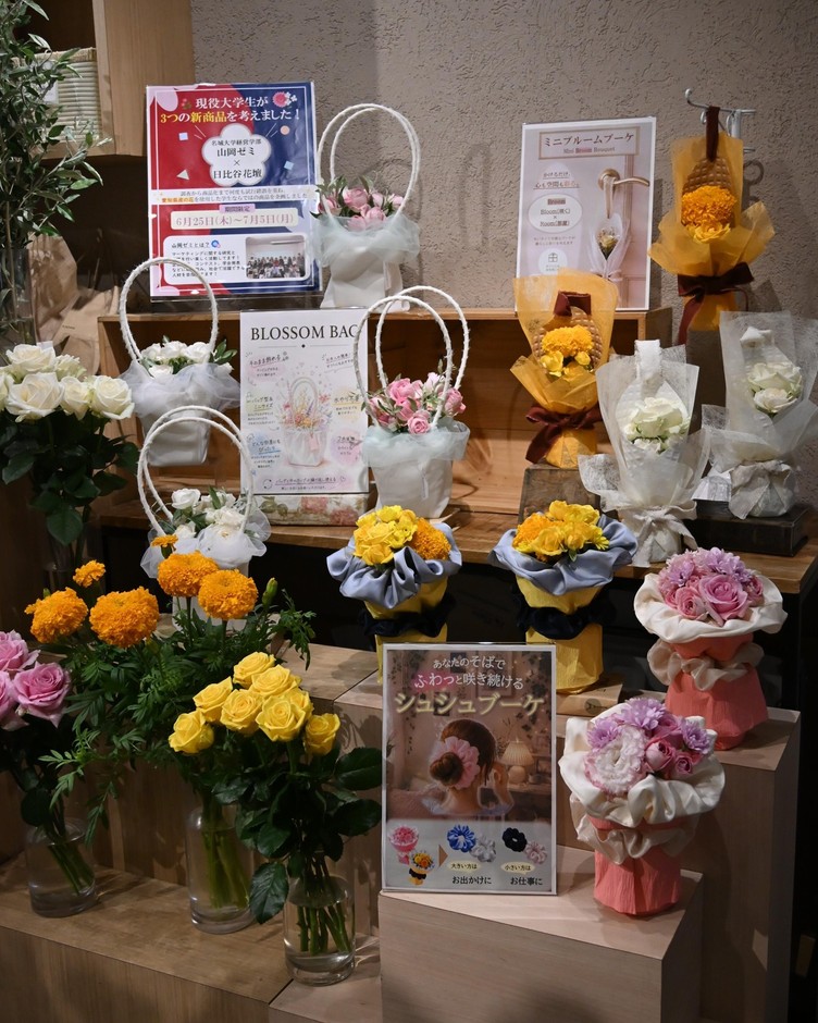 店頭に並んだゼミ生らの新製品