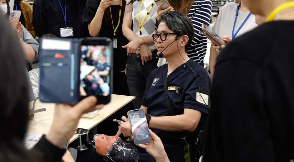 実演される麻酔手技を一心に見つめる受講生