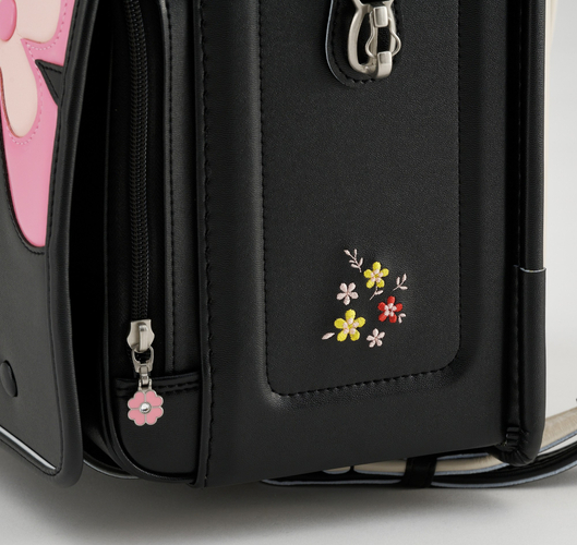 マチとポケットに施された花の刺繍