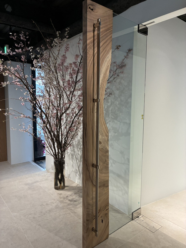 無垢一枚板&times;ガラスの新製品建具