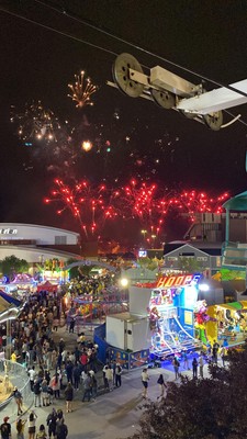 カルガリーで毎年7月に開催されるカウボーイの祭典「スタンピードフェスティバル」にも参加しました。街中がお祭り騒ぎで、ゴンドラに乗っていたら花火が上がりました♪