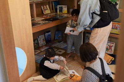 親子で絵本を楽しむ様子