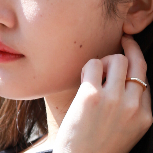 5石が平面に連なる「Polaire Alison(ポレール アリソン)」