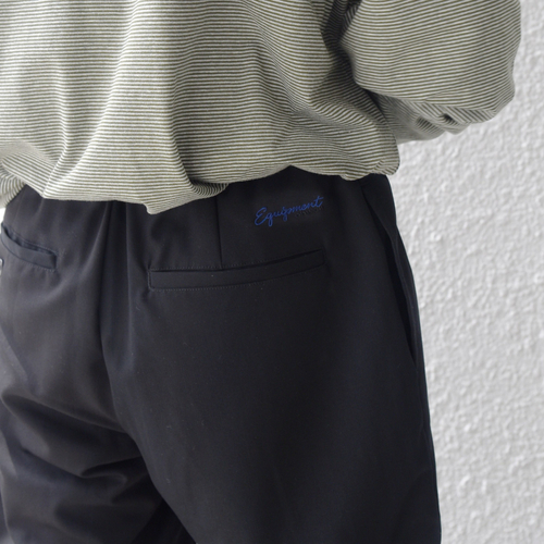 ヒップ部分に施した「Equipment ohwell」の刺繍ロゴ
