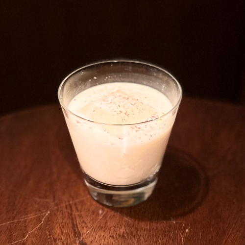 「ミルクメイド・パンチ」 　『牛乳を注ぐ女』の素朴で温かみのある日常をイメージした一杯