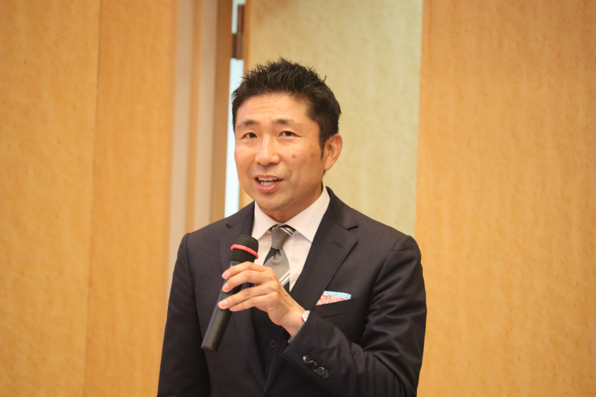 事業概要を紹介する本下センター長
