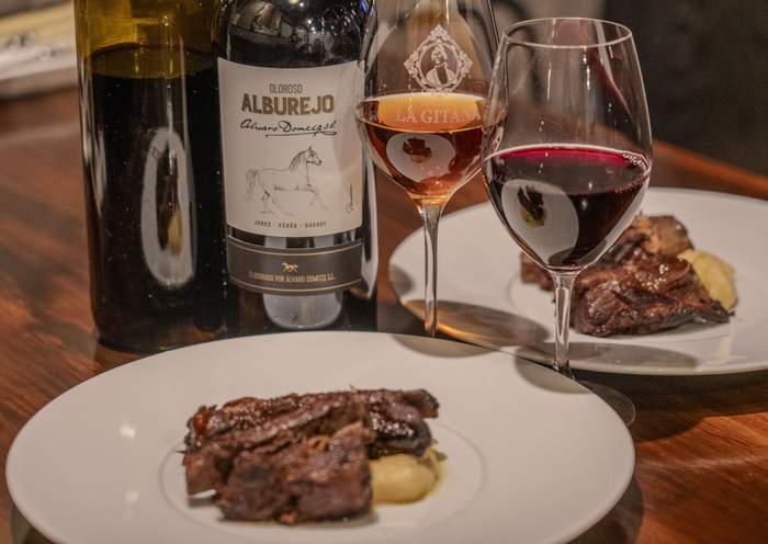 ペアリング一例：ベリーの風味豊かな赤ワイン or シェリー、オロロソとスペアリブのスパイス煮込みのペアリング。仕入れにより鹿肉や猪肉といったジビエも