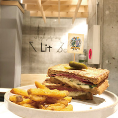 ホットサンド（ポテト付き）　&copy; NIPPON ANIMATION CO., LTD.