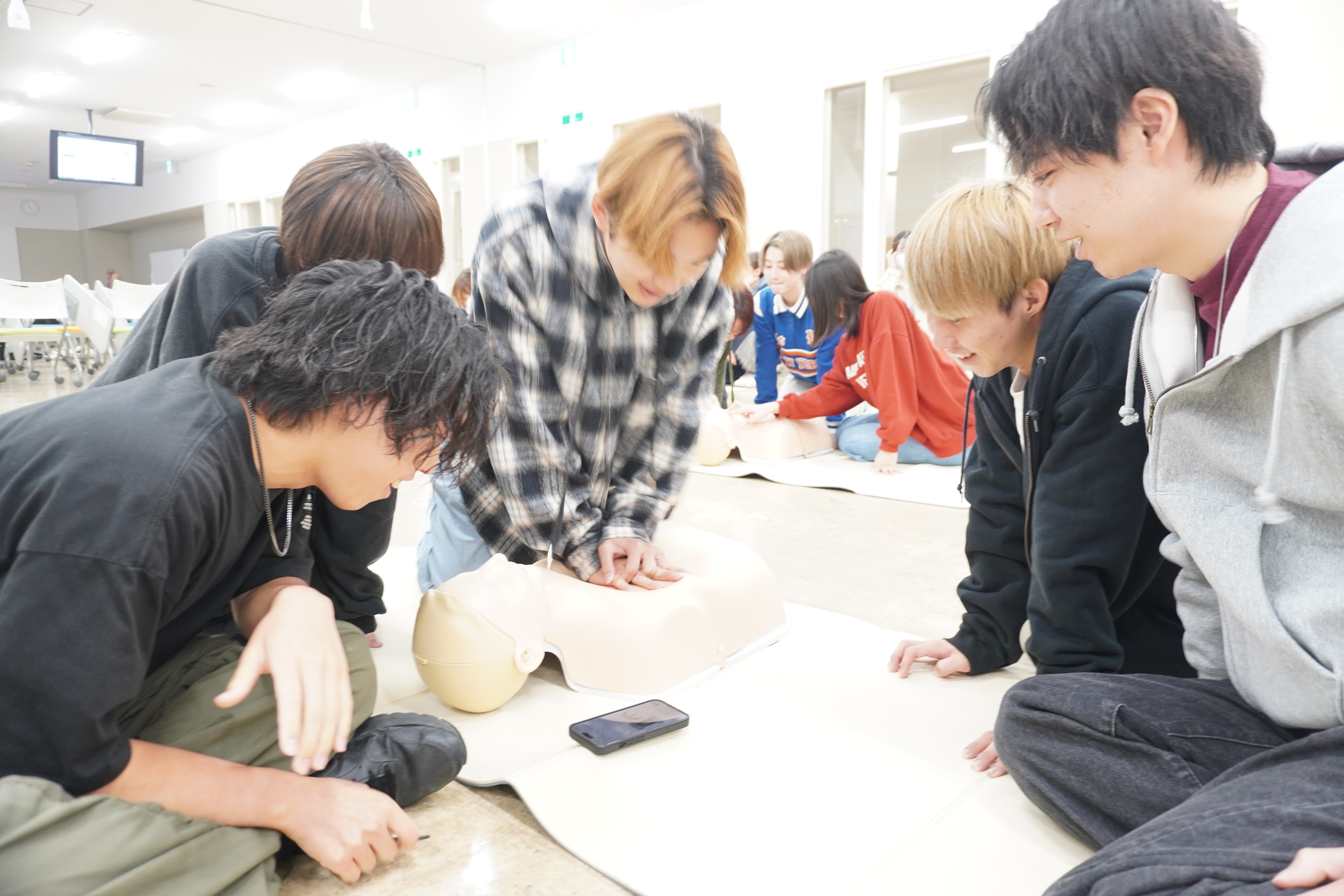 人体シミュレーターを使用し、胸骨圧迫を練習