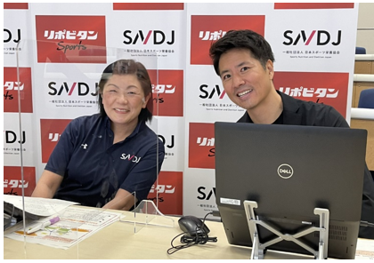 セミナー前に笑顔で記念撮影 SNDJ理事長 鈴木志保子氏(左)とケイン・コスギ氏(右)