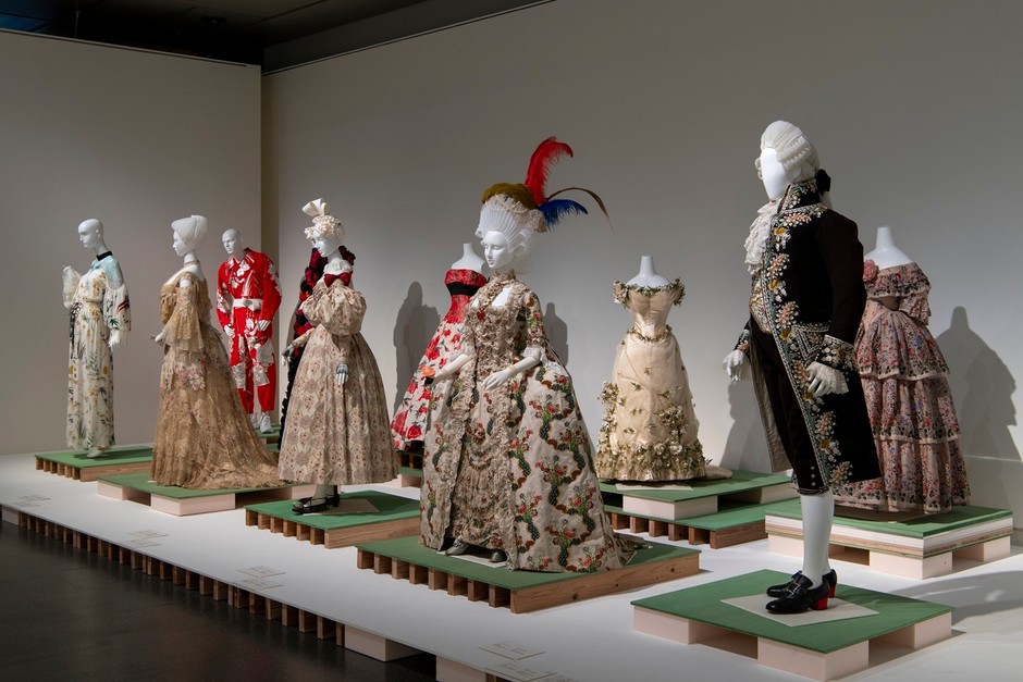 「LOVEファッション―私を着がえるとき」展 (会場：京都国立近代美術館) (C)KCI 福永一夫撮影