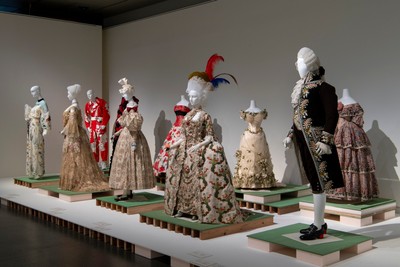 「LOVEファッション―私を着がえるとき」展 (会場：京都国立近代美術館) (C)KCI 福永一夫撮影