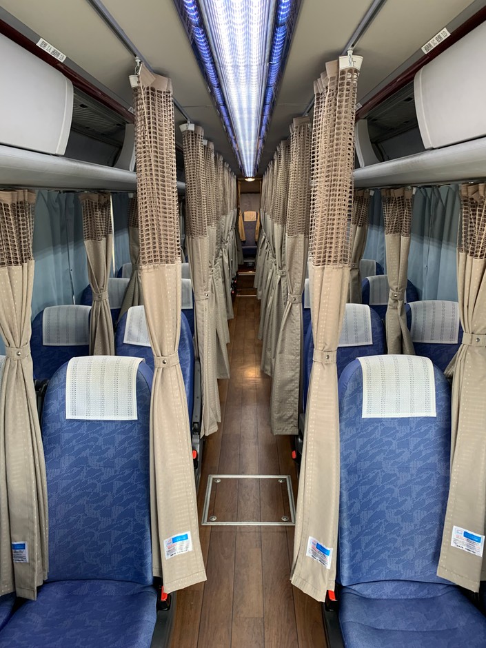 4列シートをカーテンで仕切った車内の様子