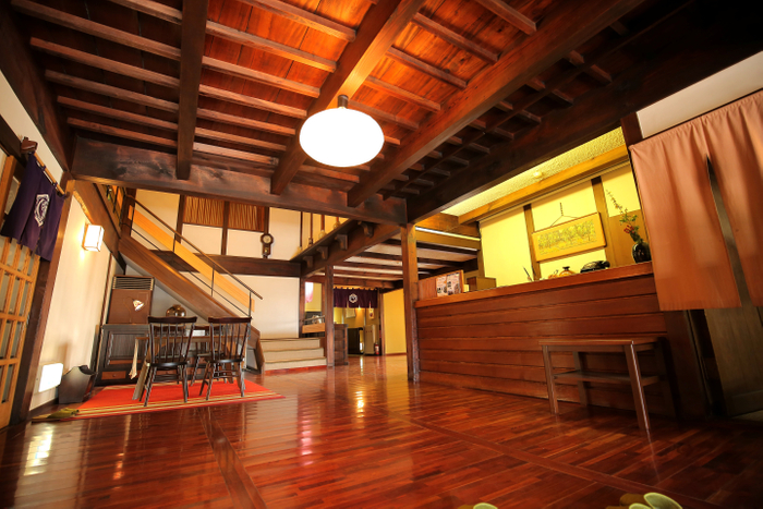 落ち着いた雰囲気のロビー