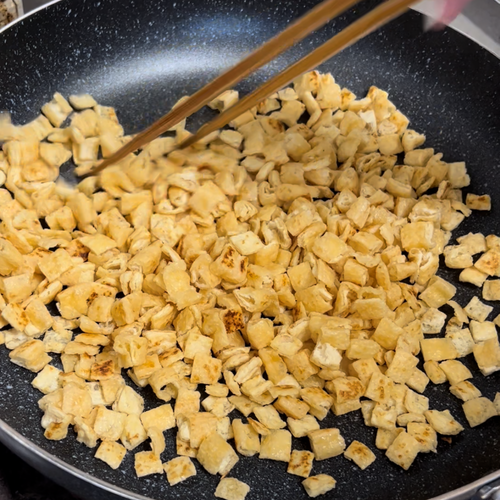 大豆香るこだわりのお揚げを焼き上げてカリカリに！