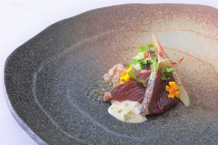 冷前菜： 初カツオとして有名な『枕崎の一本釣りかつお』を藁で香りづけしたタタキをつかった前菜