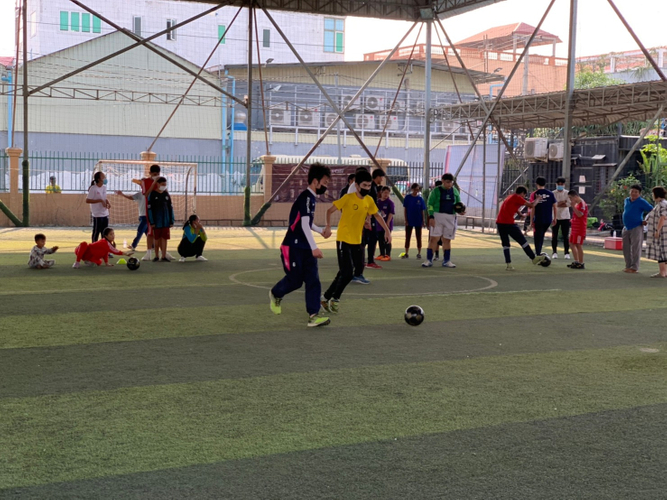 子どもたちは学生と一緒にボールを追いました