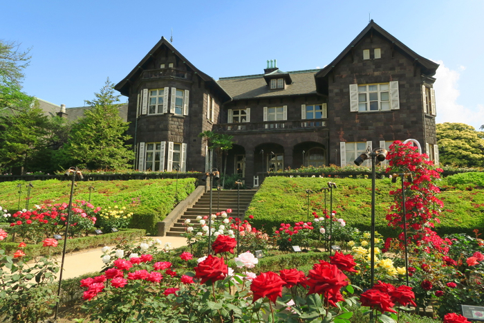 洋館と咲き誇るバラ