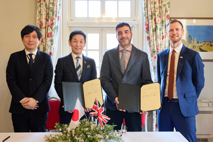 写真キャプション（左から） 福岡 功慶（経済産業省 資源エネルギー庁 風力エネルギープロジェクト推進室 室長）、 寺崎 正勝（浮体式洋上風力技術研究組合 理事長） Manuel Ruiz （ロイド船級協会 再生可能エネルギー部門ディレクター）、Greg Gardner（在日英国大使館 北東アジア副通商代表／日本 貿易・投資担当ディレクター）