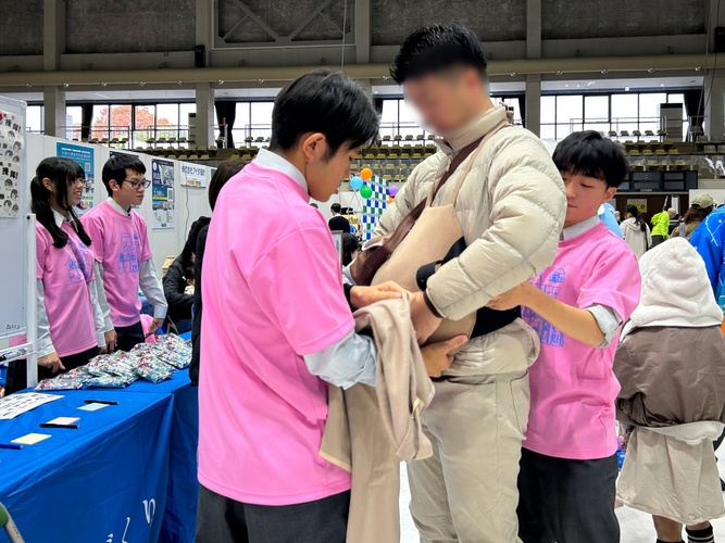 妊婦体験のようす