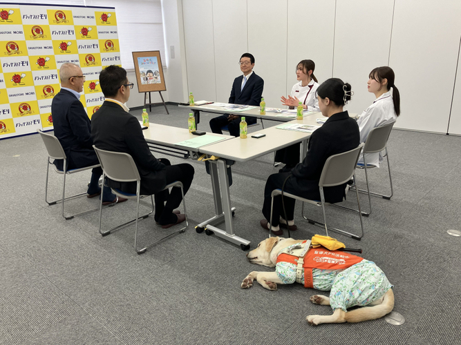盲導犬の現状を学ぶ様子