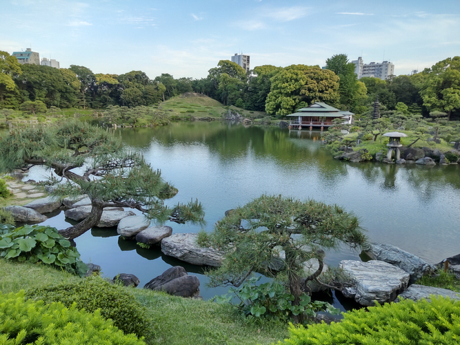 池に浮かんだように見える「涼亭」