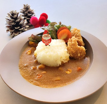 おこさまメニュー（おこさまカレーライス）：クリスマス特別仕様のピック付き。