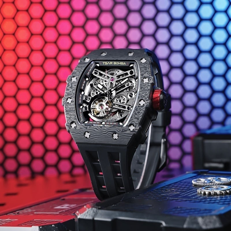 エレメンタル / カーボン製・機械式（自動巻） / &yen;82,500（税込）