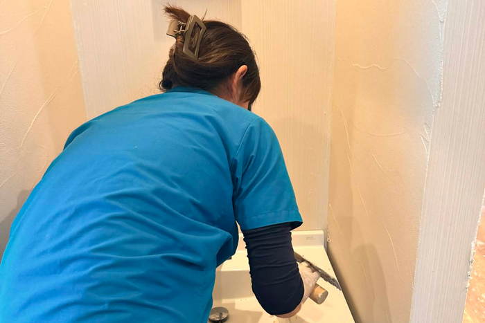 洗面所の壁面に漆喰を塗る様子