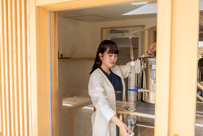 店内で蒸留する様子2