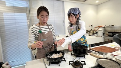 野菜などを炒めます。