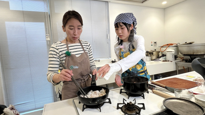 野菜などを炒めます。