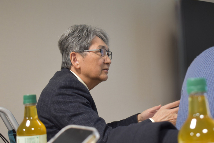 質疑応答において、在宅復帰支援の運用方法について質問する視察団関係者