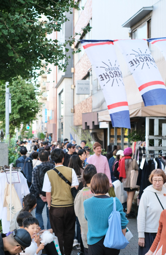 沢山の人が集まる目黒通り