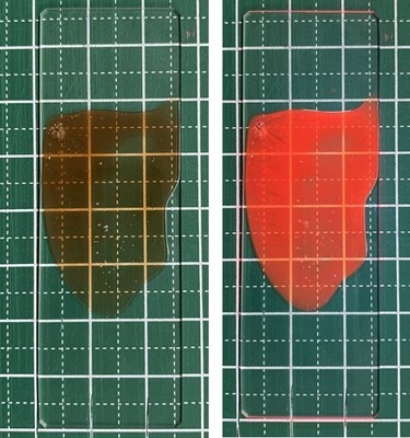 ガラス上の量子ドット (左)室内灯下 (右)室内での紫外線照射下