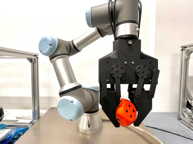 ロボットアームの先端に装着した「InSIGHT Grip」のプロトタイプ